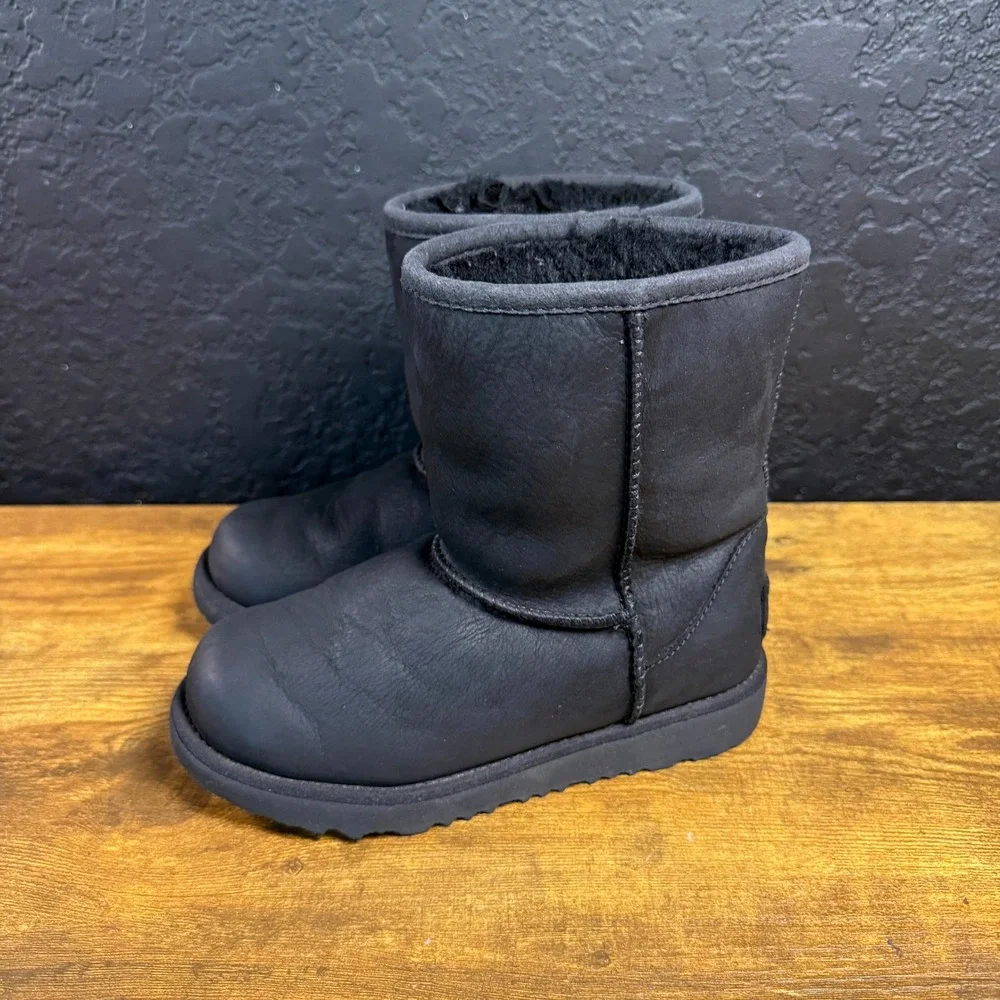 UGG Classic Short II 1019030T Black Leather Sheepskin Boots Kids Size 13